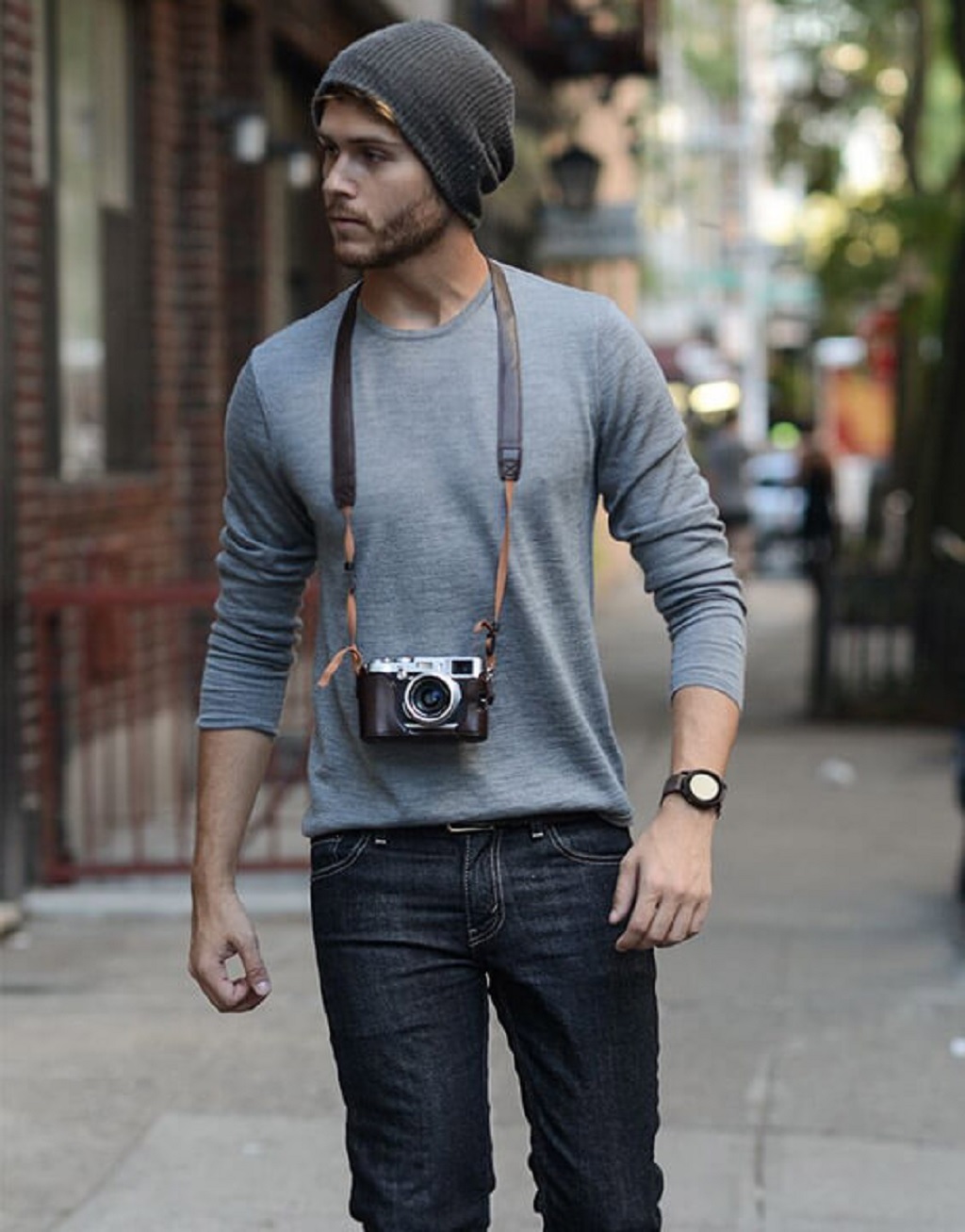 A Trendsetting Look – Your Long-sleeve T-shirt with Dark Denim